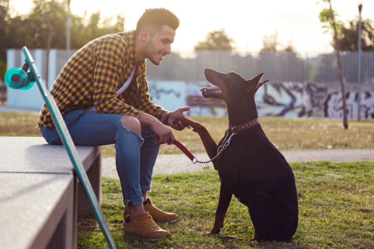 Ein Mann mit seinem Hund
