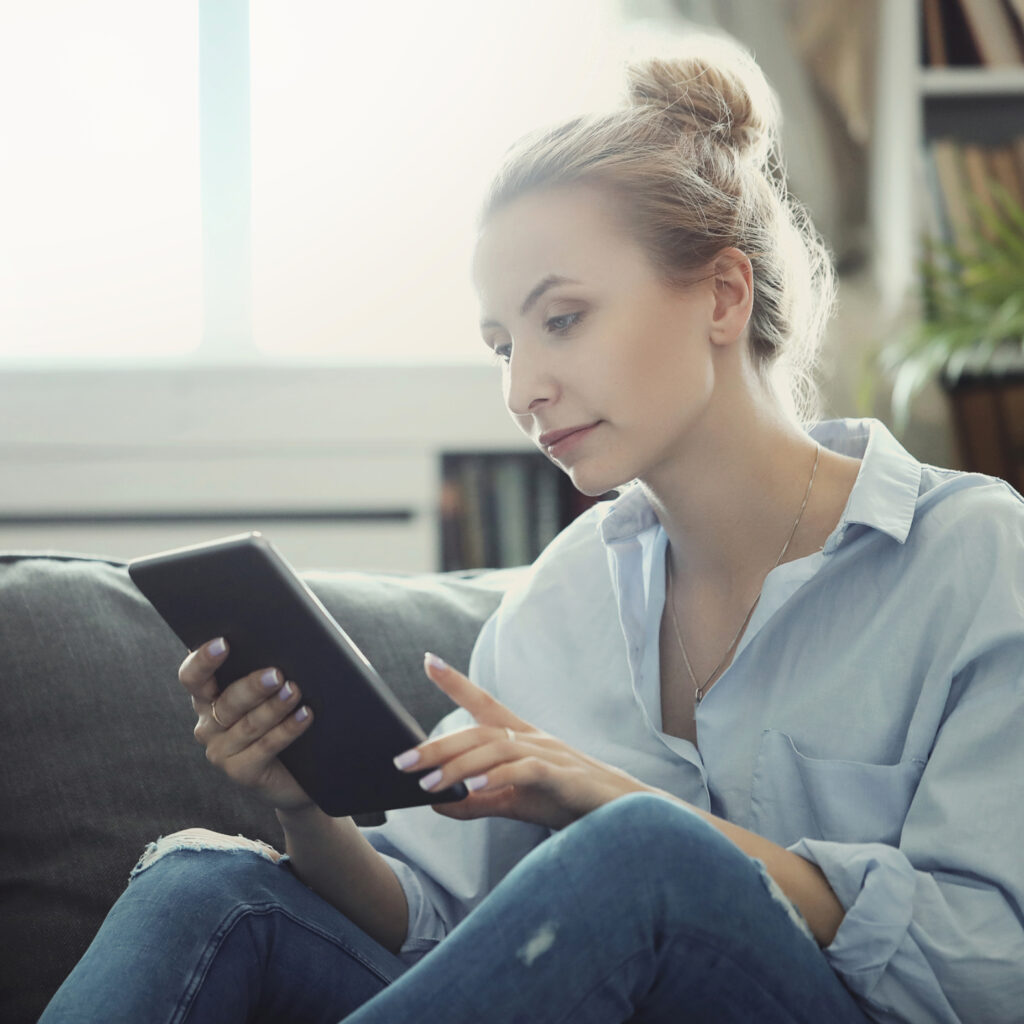 Junge Frau mit Tablet