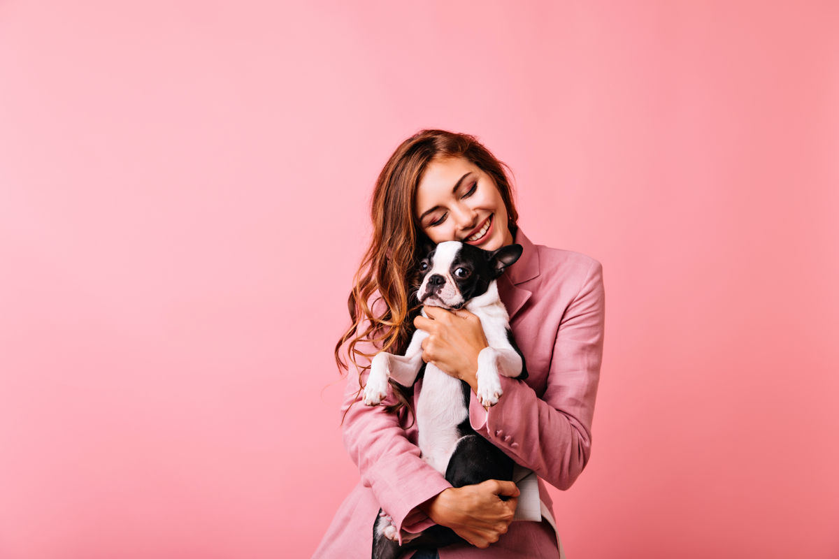 Eine junge Frau mit Hund