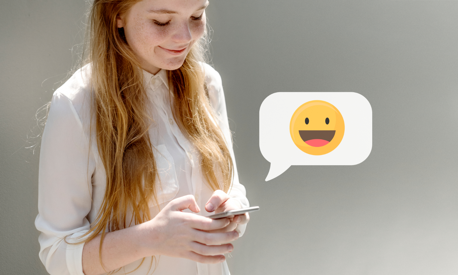 Junge Frau mit einem Smartphone