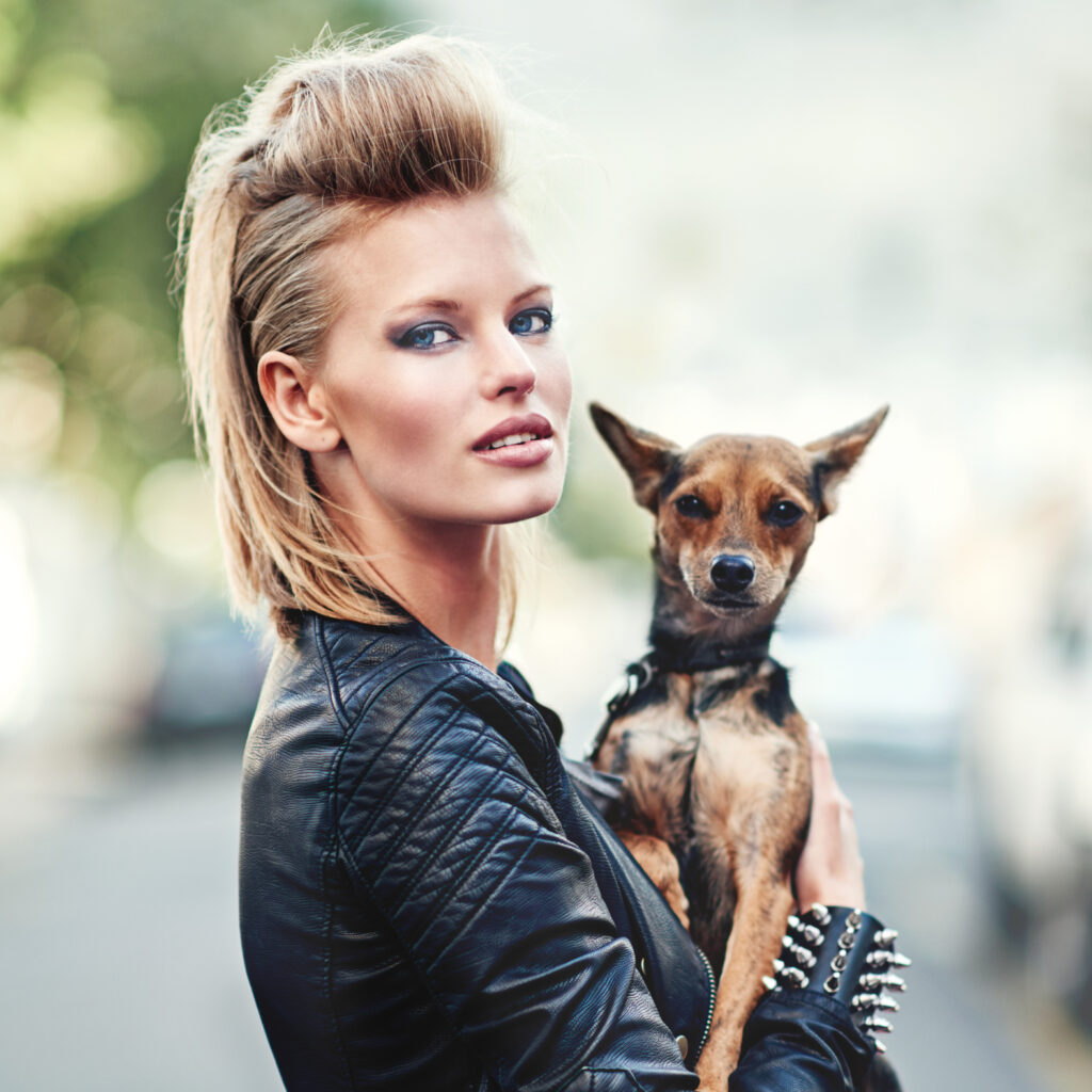 Frau mit Hund auf dem Arm