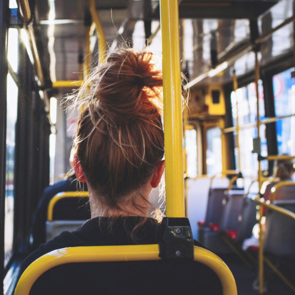 Frau in einem Bus