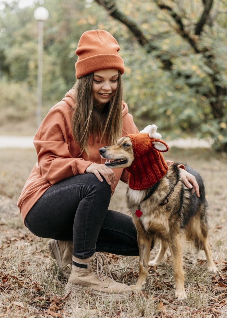 Junge Frau im Herbst mit ihrem Mischlingshund
