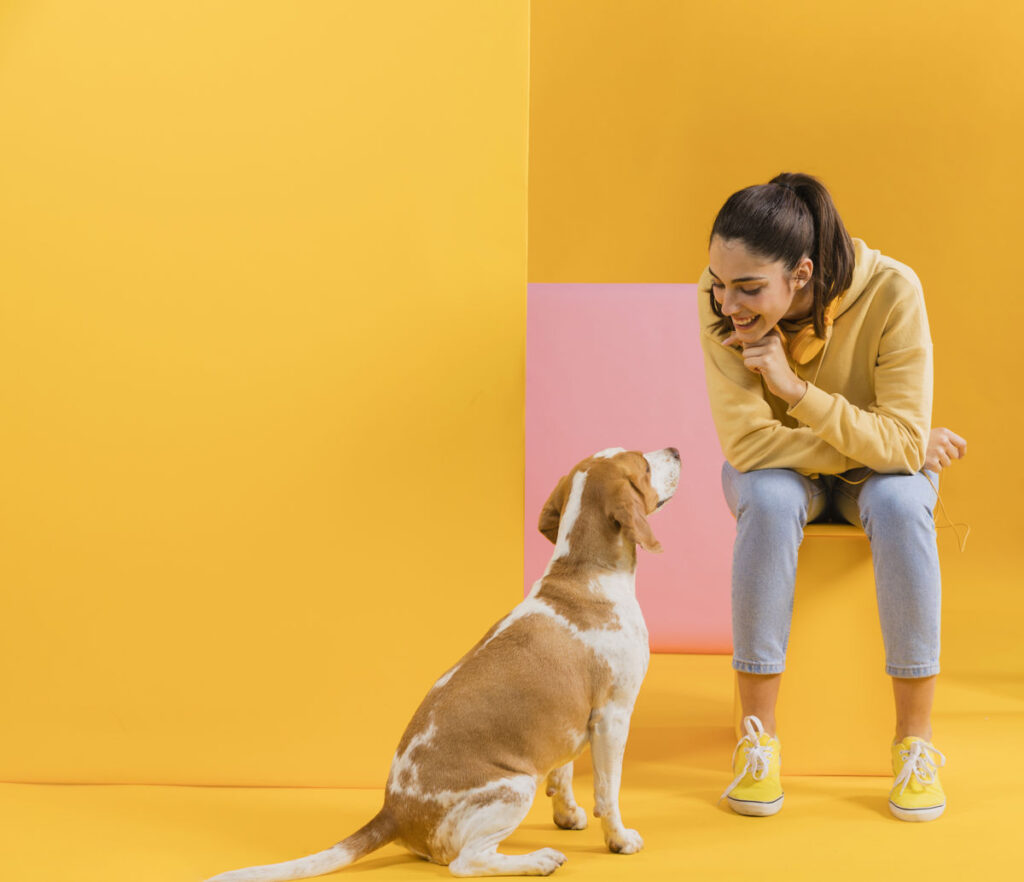 Eine junge Frau mit ihrem Beagle