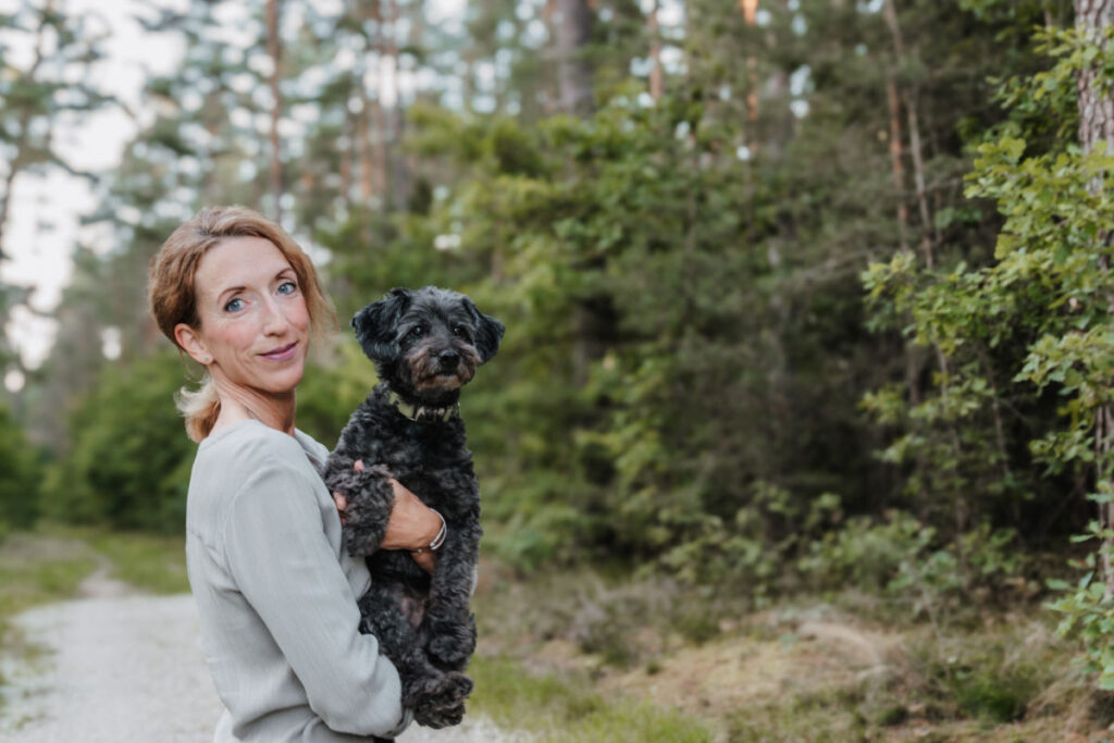 Jessica Schwamborn mit ihrem Hund Breezy