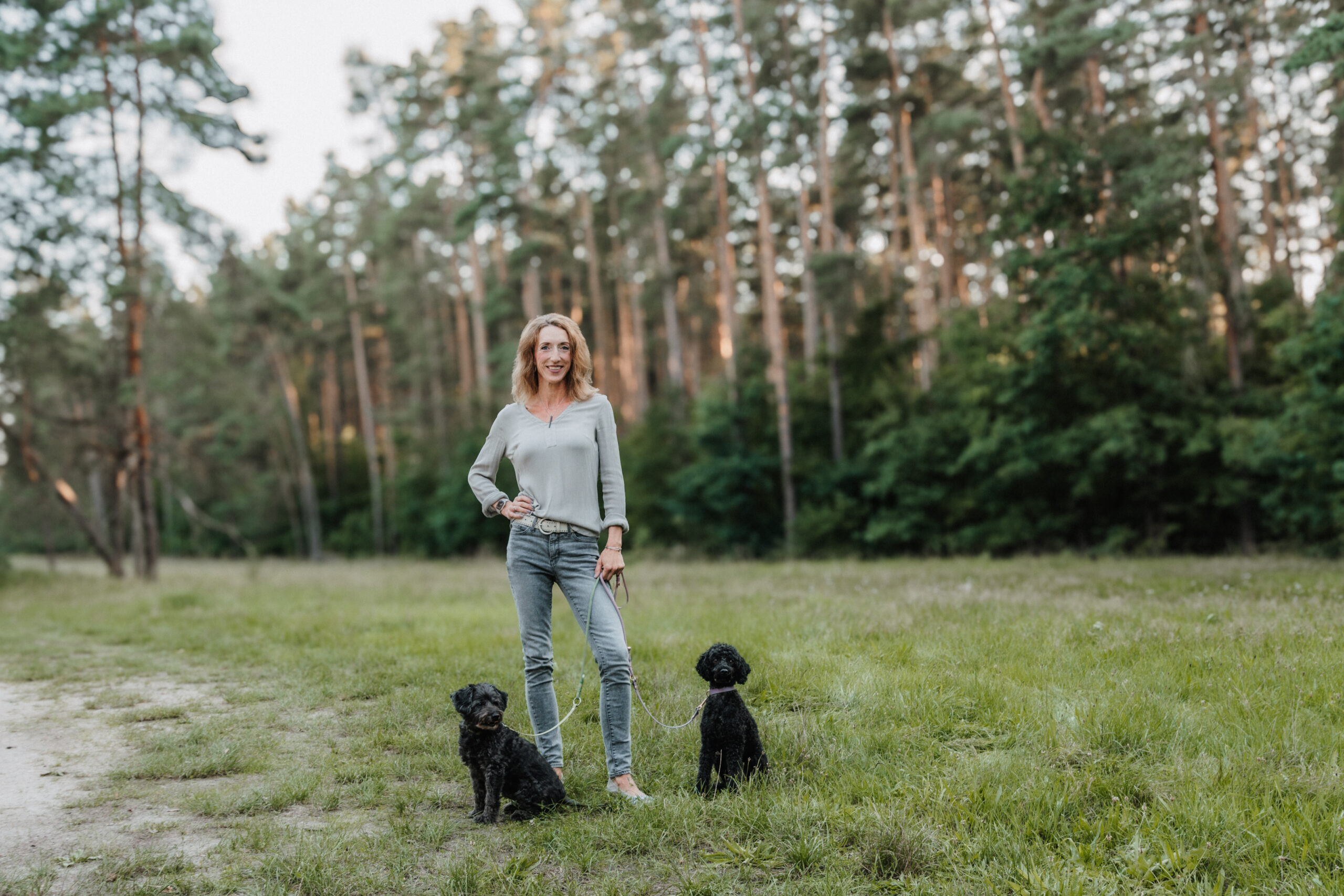 Jessica Schwamborn mit ihren beiden Hunden