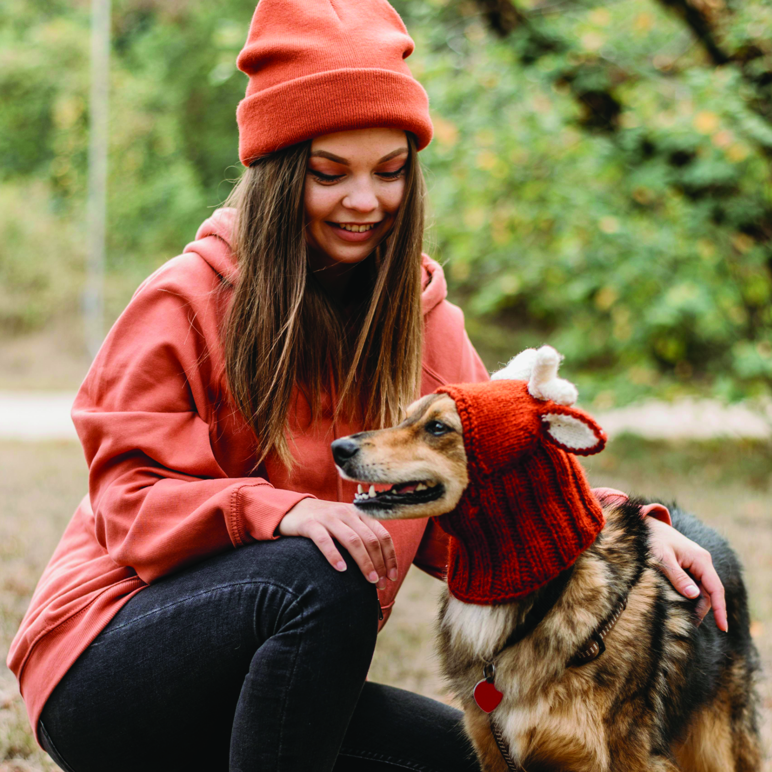 Junge Frau mit Hund im Herbst