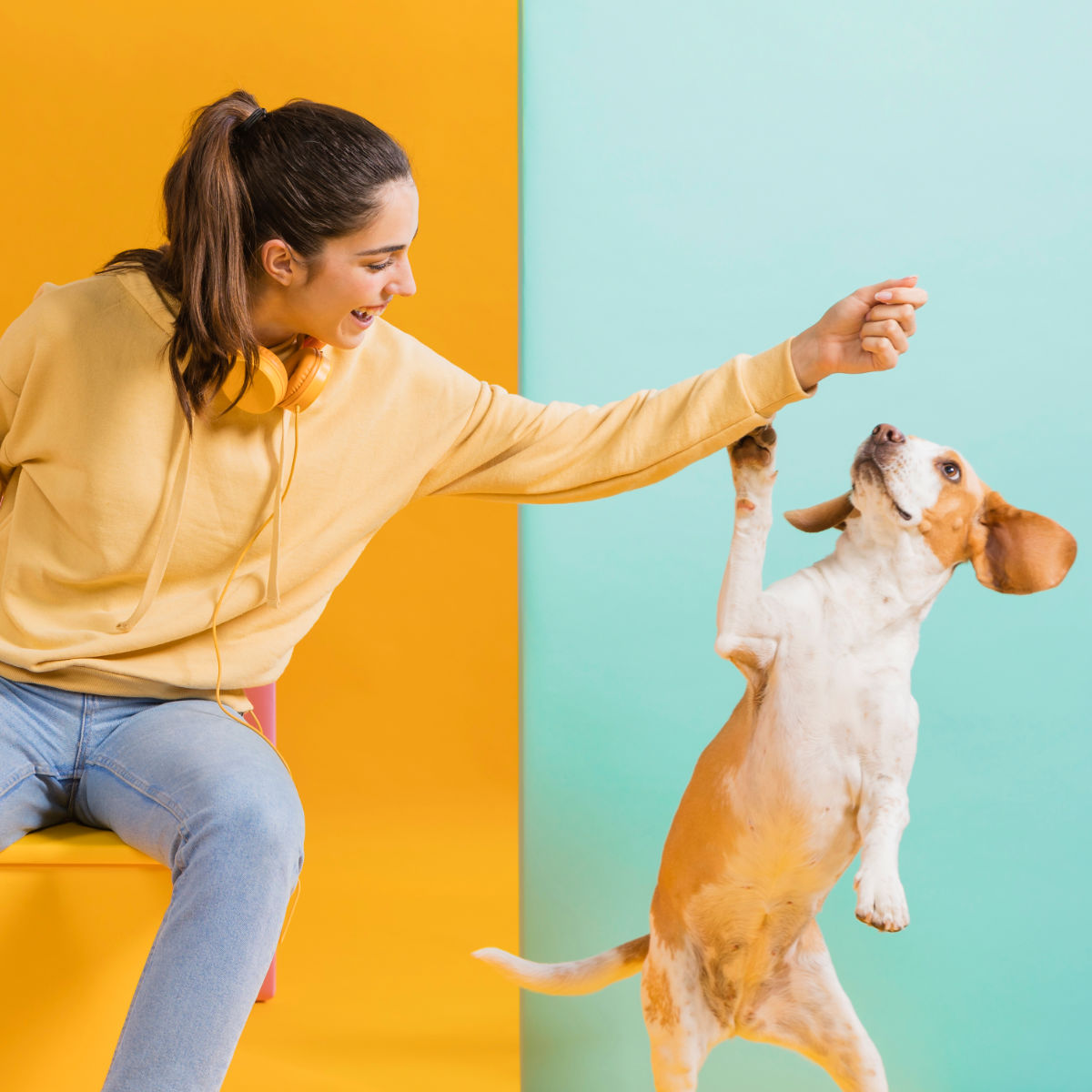 Eine Frau mit ihrem Hund