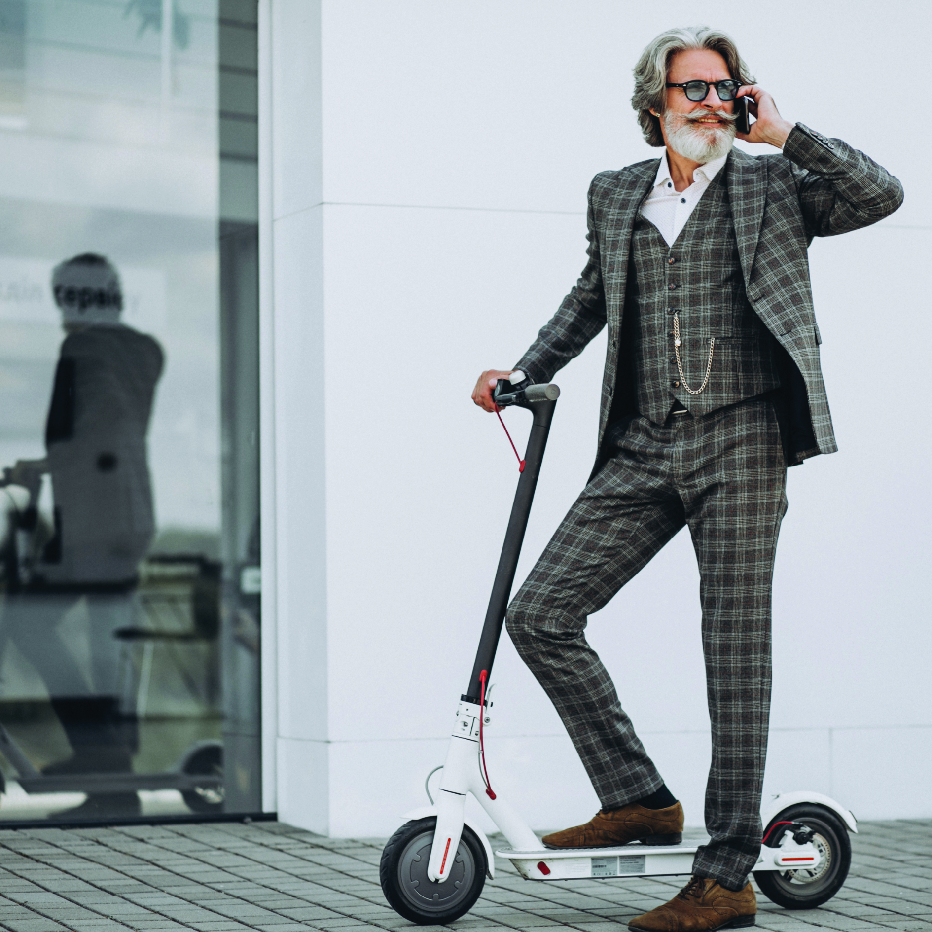 Mann mit e-Scooter