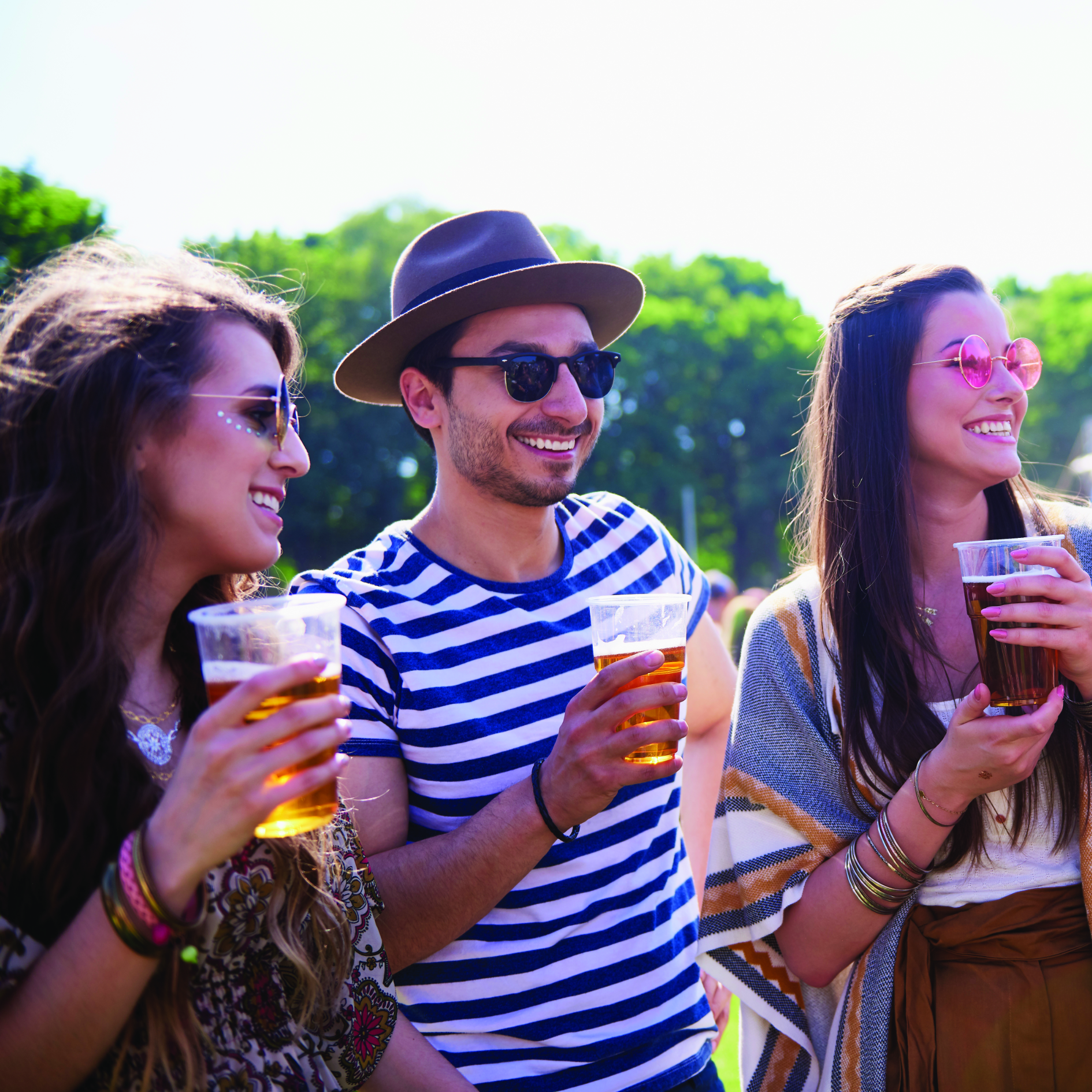 Junge Menschen im Sommer mit Bier